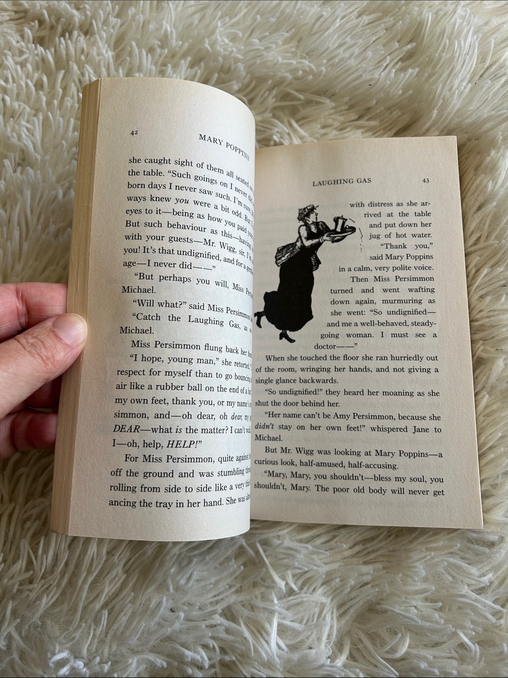Mary Poppins by PL Travers, Illustrated Book - Picture 4 of 7